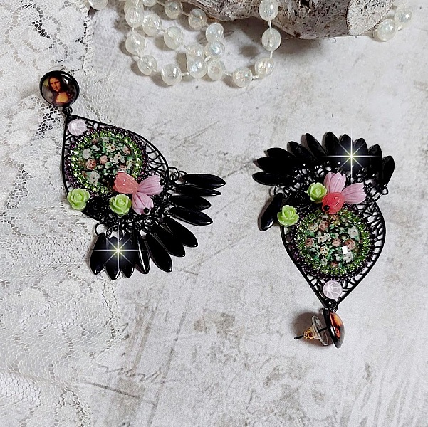 BO La Jocondine mont&eacute;es avec estampes, cabochons verre, dagues, perles r&eacute;sine et perles cristal Swarovski