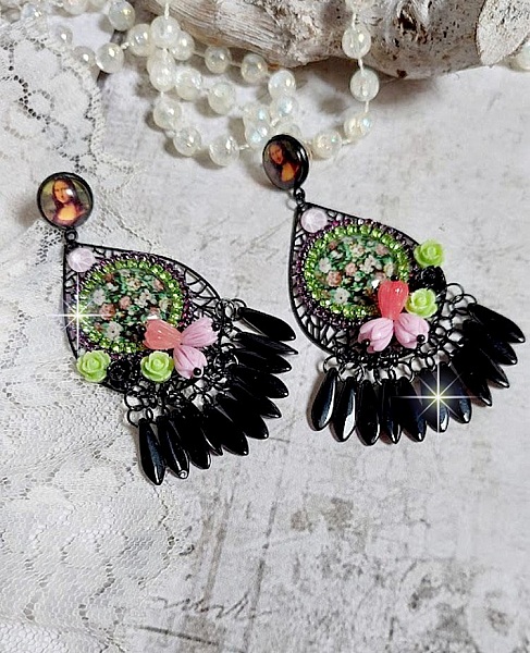 BO La Jocondine mont&eacute;es avec estampes, cabochons verre, dagues, perles r&eacute;sine et perles cristal Swarovski