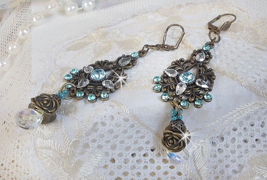 BO Lady in Blue montiert mit Swarovski-Kristallen und Zirkonia mit bronzefarbenen Accessoires