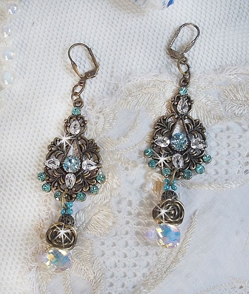 BO Lady in Blue montiert mit Swarovski-Kristallen und Zirkonia mit bronzefarbenen Accessoires