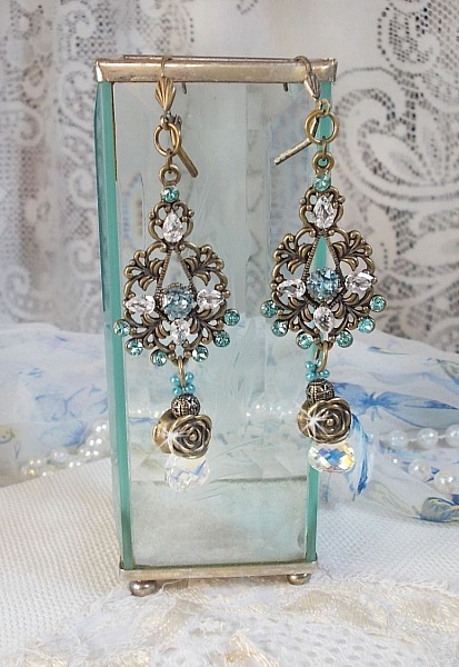 BO Lady in Blue montiert mit Swarovski-Kristallen und Zirkonia mit bronzefarbenen Accessoires