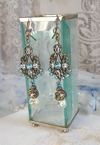 BO Lady in Blue montiert mit Swarovski-Kristallen und Zirkonia mit bronzefarbenen Accessoires