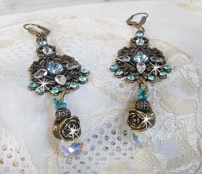 BO Lady in Blue montiert mit Swarovski-Kristallen und Zirkonia mit bronzefarbenen Accessoires