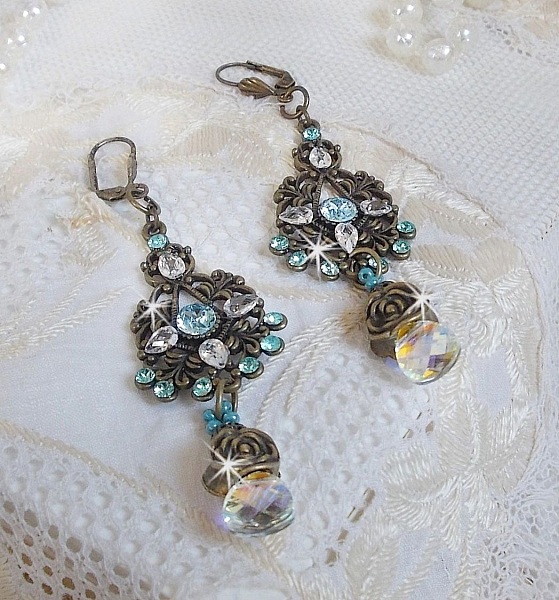 BO Lady in Blue montiert mit Swarovski-Kristallen und Zirkonia mit bronzefarbenen Accessoires