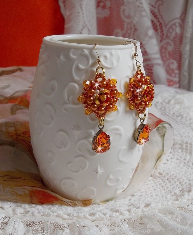 BO Lady in Orange bestickt mit Swarovski-Kristallen in Tangerine, Rocailles und böhmischen Glasperlen