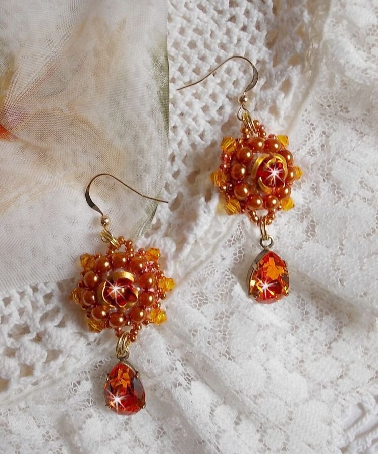 BO Lady in Orange bestickt mit Swarovski-Kristallen in Tangerine, Rocailles und böhmischen Glasperlen