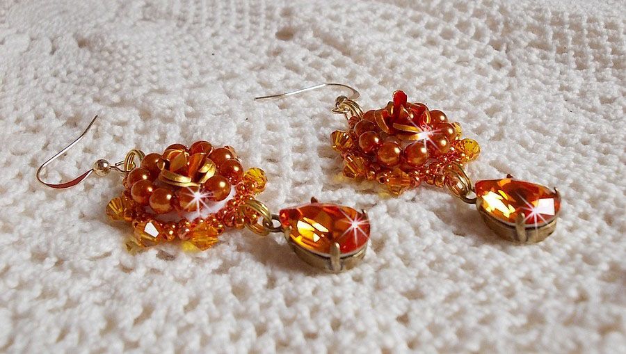 BO Lady in Orange bestickt mit Swarovski-Kristallen in Tangerine, Rocailles und böhmischen Glasperlen