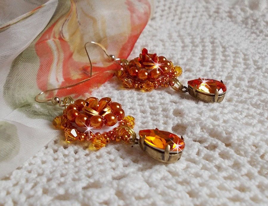 BO Lady in Orange bestickt mit Swarovski-Kristallen in Tangerine, Rocailles und böhmischen Glasperlen
