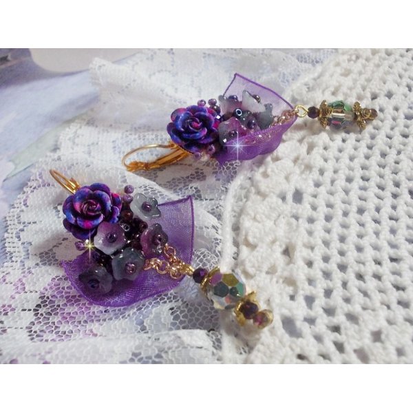 BO Lady Romantik bestickt mit Glockenblumen, rosenf&ouml;rmigen Cabochons, PureCrystal Kristallen, einer vergoldeten Kette und Organzaband.