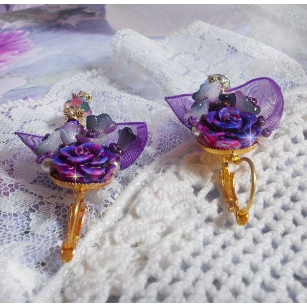 BO Lady Romantik bestickt mit Glockenblumen, rosenf&ouml;rmigen Cabochons, PureCrystal Kristallen, einer vergoldeten Kette und Organzaband.