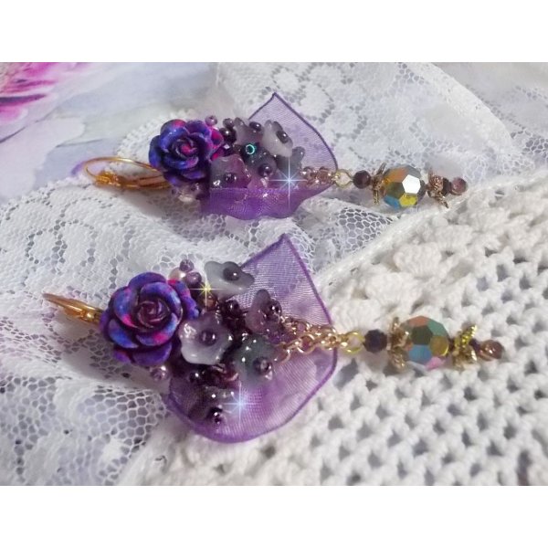 BO Lady Romantik bestickt mit Glockenblumen, rosenf&ouml;rmigen Cabochons, PureCrystal Kristallen, einer vergoldeten Kette und Organzaband.