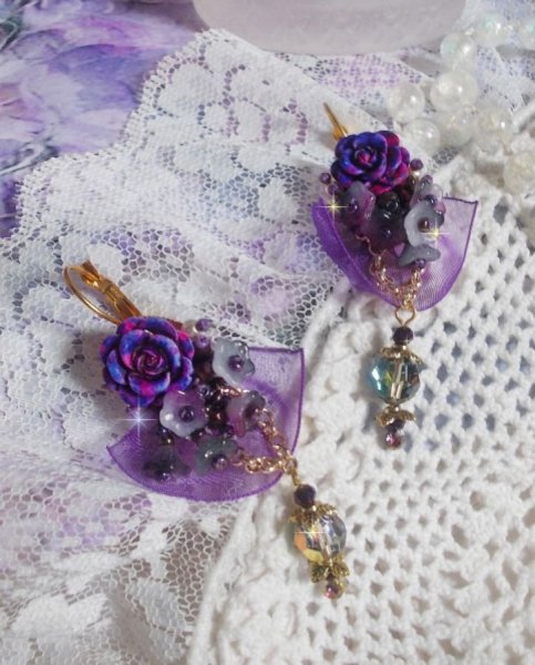 BO Lady Romantik bestickt mit Glockenblumen, rosenf&ouml;rmigen Cabochons, PureCrystal Kristallen, einer vergoldeten Kette und Organzaband.