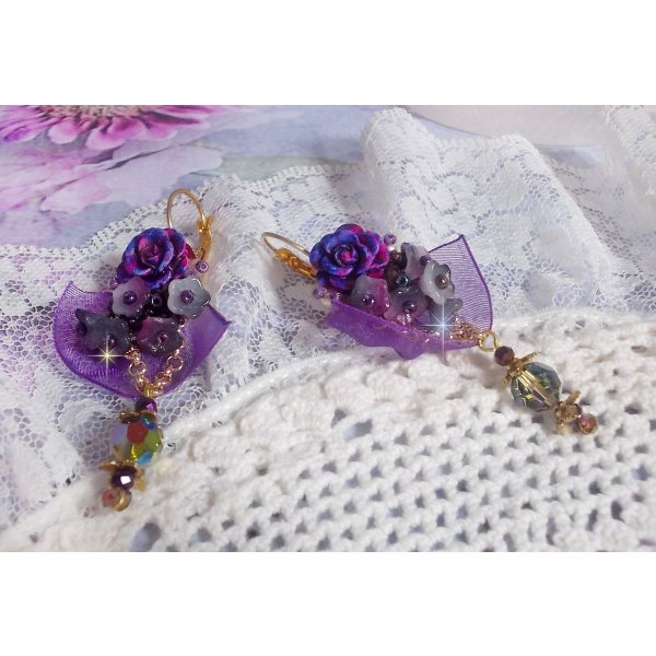 BO Lady Romantik bestickt mit Glockenblumen, rosenf&ouml;rmigen Cabochons, PureCrystal Kristallen, einer vergoldeten Kette und Organzaband.