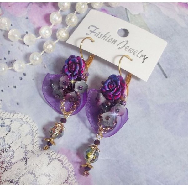 BO Lady Romantik bestickt mit Glockenblumen, rosenf&ouml;rmigen Cabochons, PureCrystal Kristallen, einer vergoldeten Kette und Organzaband.