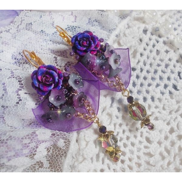 BO Lady Romantik bestickt mit Glockenblumen, rosenf&ouml;rmigen Cabochons, PureCrystal Kristallen, einer vergoldeten Kette und Organzaband.