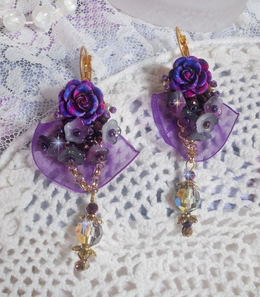 BO Lady Romantik bestickt mit Glockenblumen, rosenf&ouml;rmigen Cabochons, PureCrystal Kristallen, einer vergoldeten Kette und Organzaband.