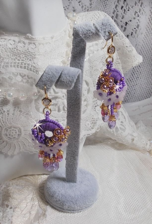 BO Laureline bestickt mit Swarovski-Kristallen, mauvefarbener DMC-Baumwolle, Lucite-Blüten und Rocailles