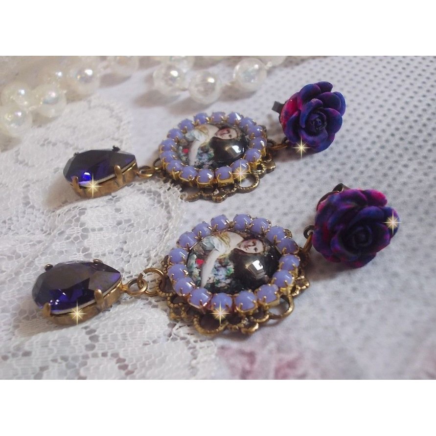 BO La Lavendière kreiert mit Lupen-Cabochons, PureCrystal Kristallen, Harz Cabochons, vergoldeten und bronzefarbenen Messing-Accessoires