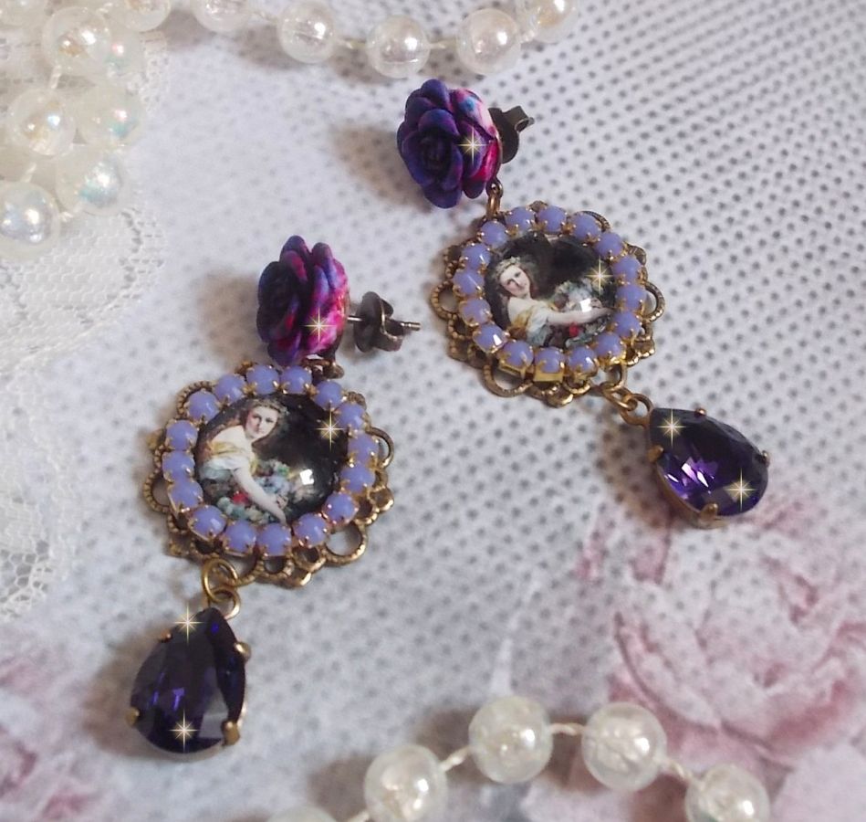 BO La Lavendière kreiert mit Lupen-Cabochons, PureCrystal Kristallen, Harz Cabochons, vergoldeten und bronzefarbenen Messing-Accessoires