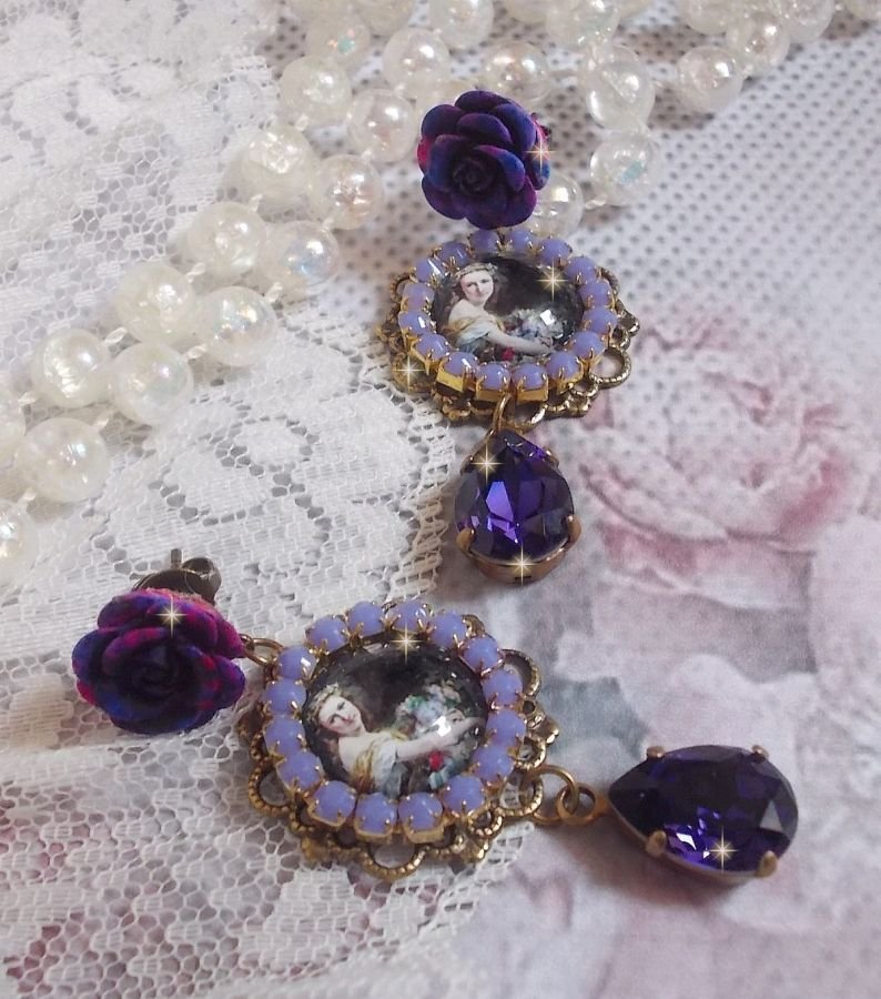 BO La Lavendière kreiert mit Lupen-Cabochons, PureCrystal Kristallen, Harz Cabochons, vergoldeten und bronzefarbenen Messing-Accessoires