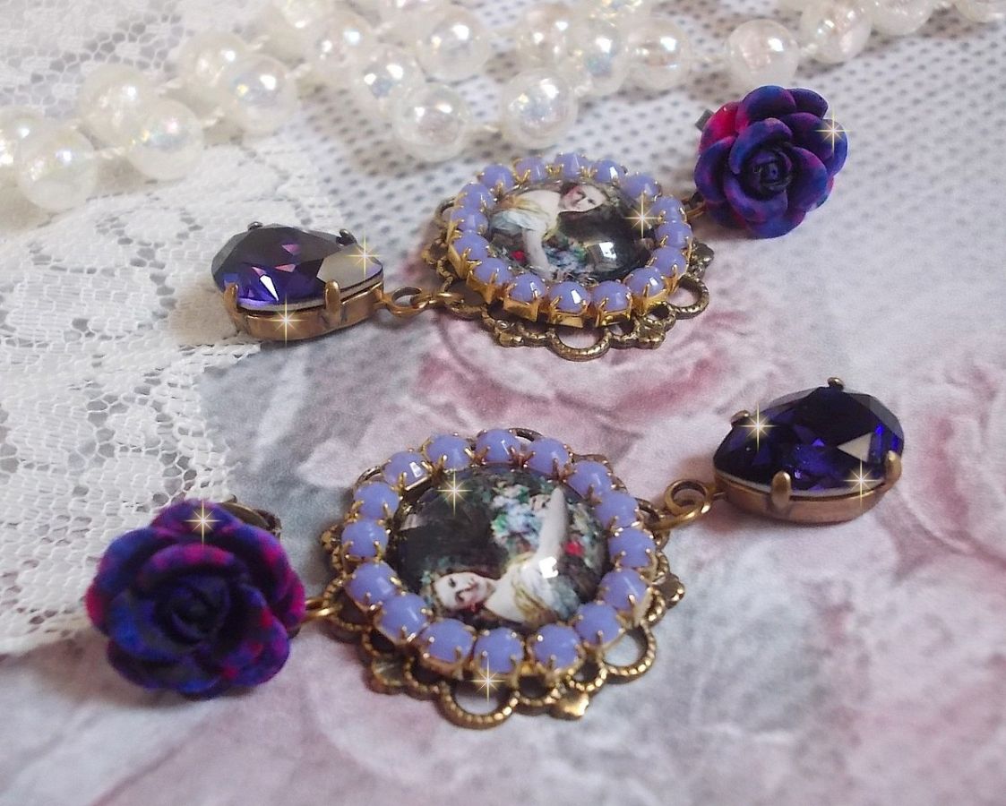 BO La Lavendière kreiert mit Lupen-Cabochons, PureCrystal Kristallen, Harz Cabochons, vergoldeten und bronzefarbenen Messing-Accessoires
