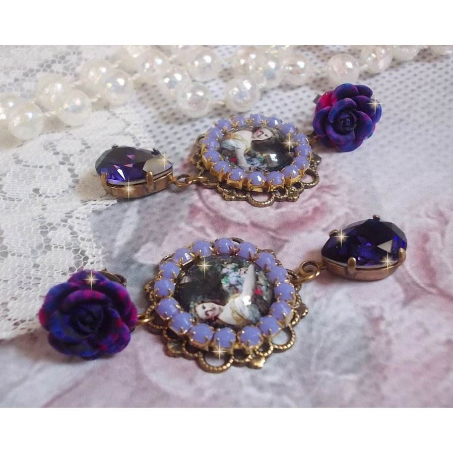 BO La Lavendière kreiert mit Lupen-Cabochons, PureCrystal Kristallen, Harz Cabochons, vergoldeten und bronzefarbenen Messing-Accessoires