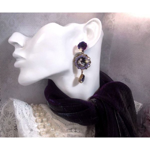 BO La Lavendi&egrave;re kreiert mit Lupen-Cabochons, PureCrystal Kristallen, Harz Cabochons, vergoldeten und bronzefarbenen Messing-Accessoires