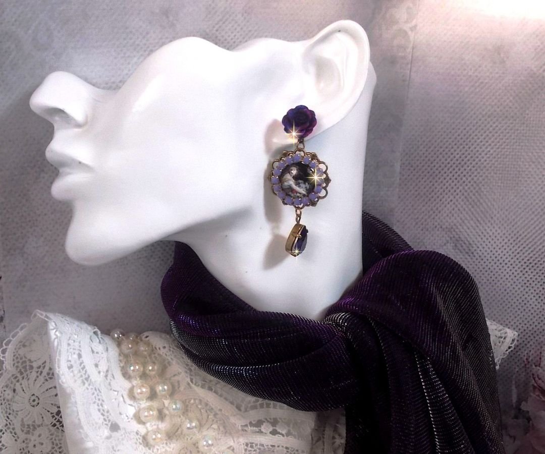 BO La Lavendière kreiert mit Lupen-Cabochons, PureCrystal Kristallen, Harz Cabochons, vergoldeten und bronzefarbenen Messing-Accessoires
