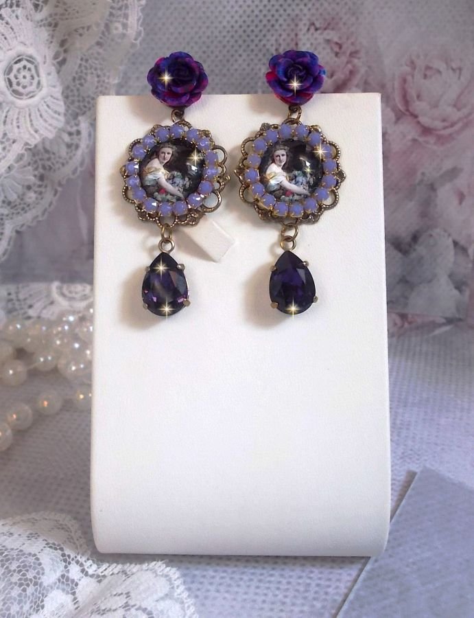 BO La Lavendière kreiert mit Lupen-Cabochons, PureCrystal Kristallen, Harz Cabochons, vergoldeten und bronzefarbenen Messing-Accessoires