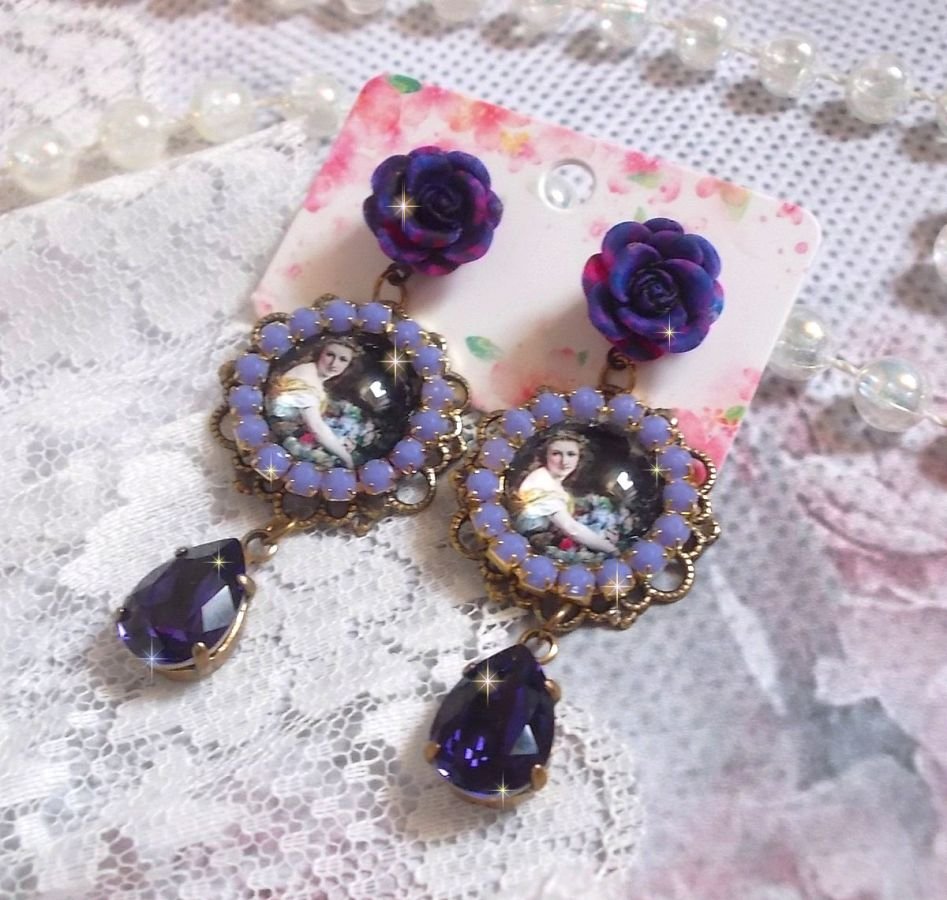 BO La Lavendière kreiert mit Lupen-Cabochons, PureCrystal Kristallen, Harz Cabochons, vergoldeten und bronzefarbenen Messing-Accessoires