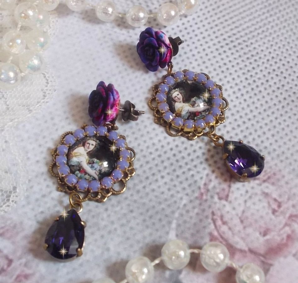 BO La Lavendière kreiert mit Lupen-Cabochons, PureCrystal Kristallen, Harz Cabochons, vergoldeten und bronzefarbenen Messing-Accessoires