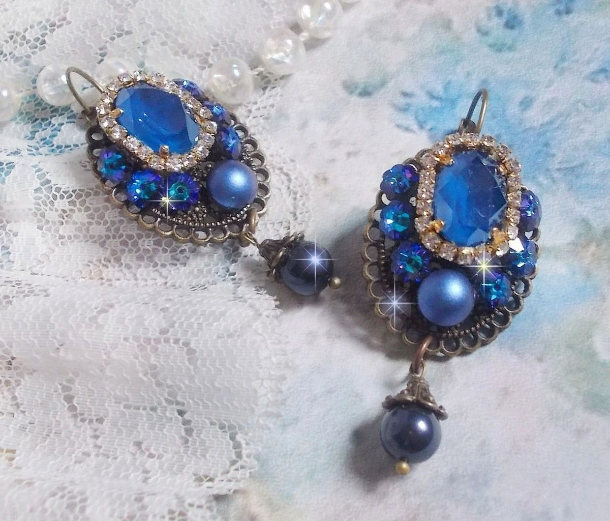 BO Leila kreiert mit Crystal Cabochons in Royal Blue Swarovski, runden Perlmuttperlen, einer Strasskette, Kristallblumen und verschiedenen Accessoires 