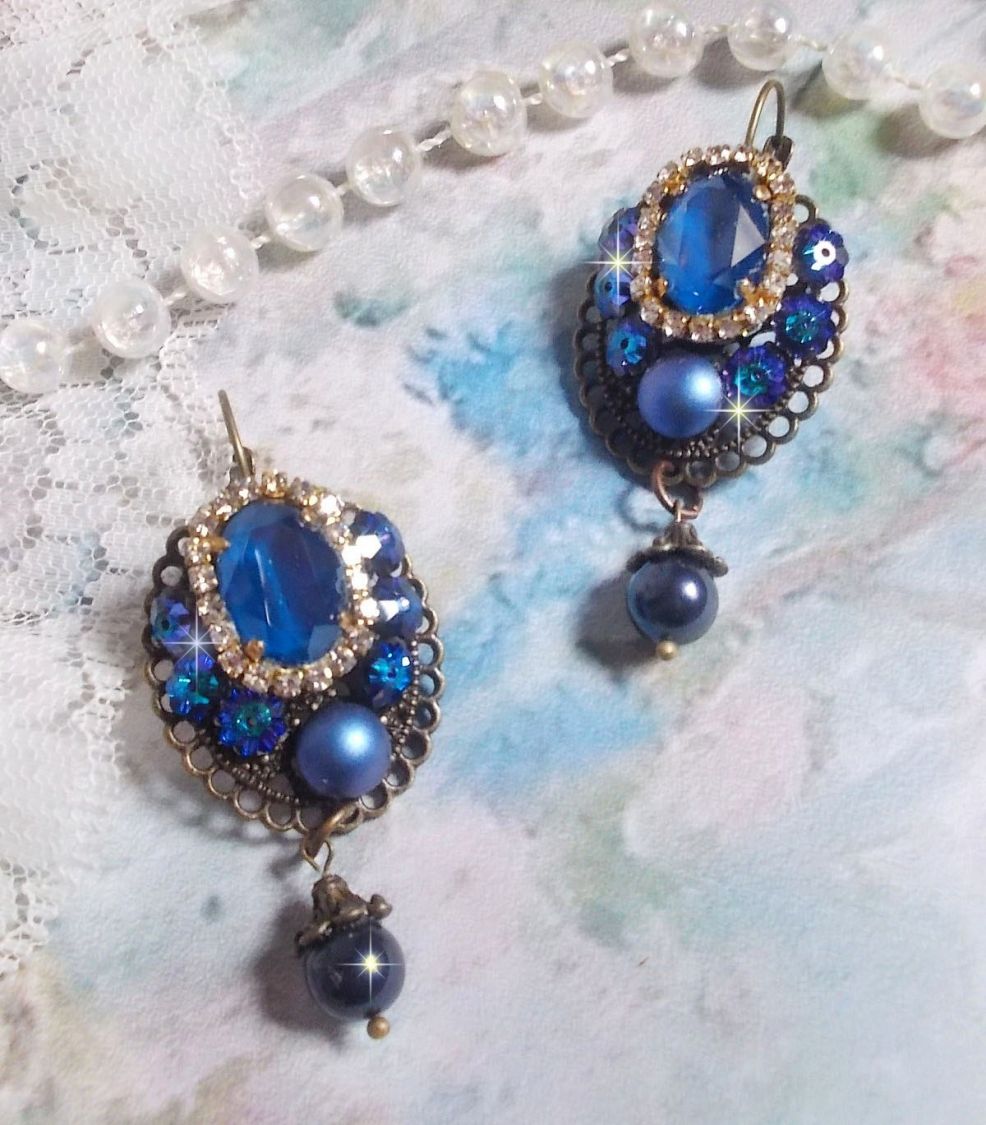 BO Leila kreiert mit Crystal Cabochons in Royal Blue Swarovski, runden Perlmuttperlen, einer Strasskette, Kristallblumen und verschiedenen Accessoires 