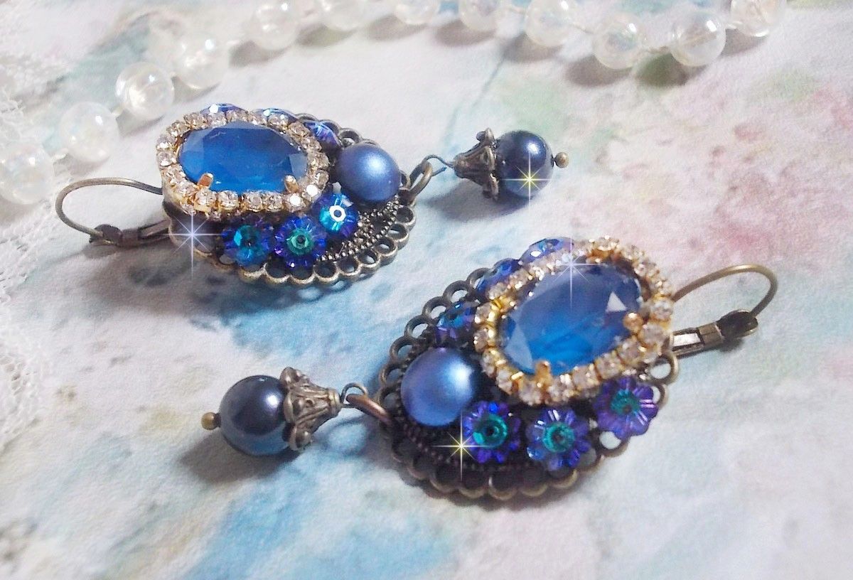 BO Leila kreiert mit Crystal Cabochons in Royal Blue Swarovski, runden Perlmuttperlen, einer Strasskette, Kristallblumen und verschiedenen Accessoires 