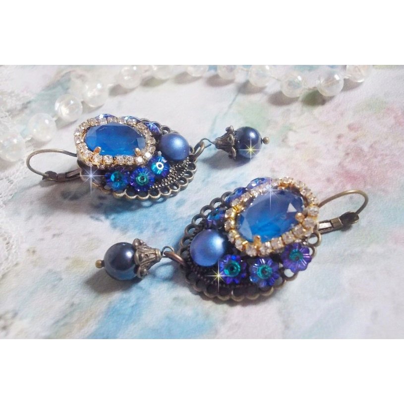 BO Leila kreiert mit Crystal Cabochons in Royal Blue Swarovski, runden Perlmuttperlen, einer Strasskette, Kristallblumen und verschiedenen Accessoires 