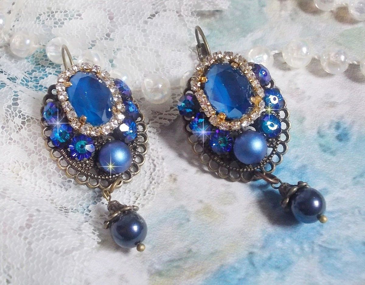 BO Leila kreiert mit Crystal Cabochons in Royal Blue Swarovski, runden Perlmuttperlen, einer Strasskette, Kristallblumen und verschiedenen Accessoires 