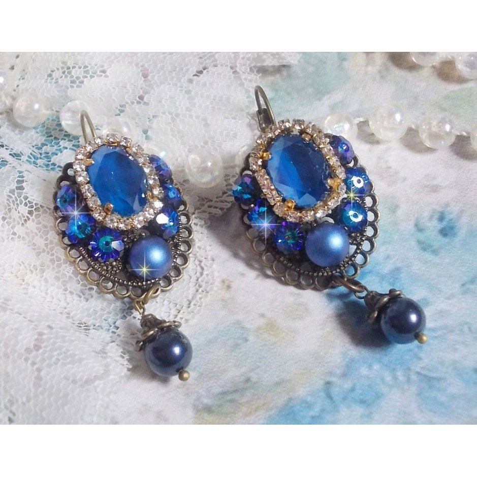 BO Leila kreiert mit Crystal Cabochons in Royal Blue Swarovski, runden Perlmuttperlen, einer Strasskette, Kristallblumen und verschiedenen Accessoires 