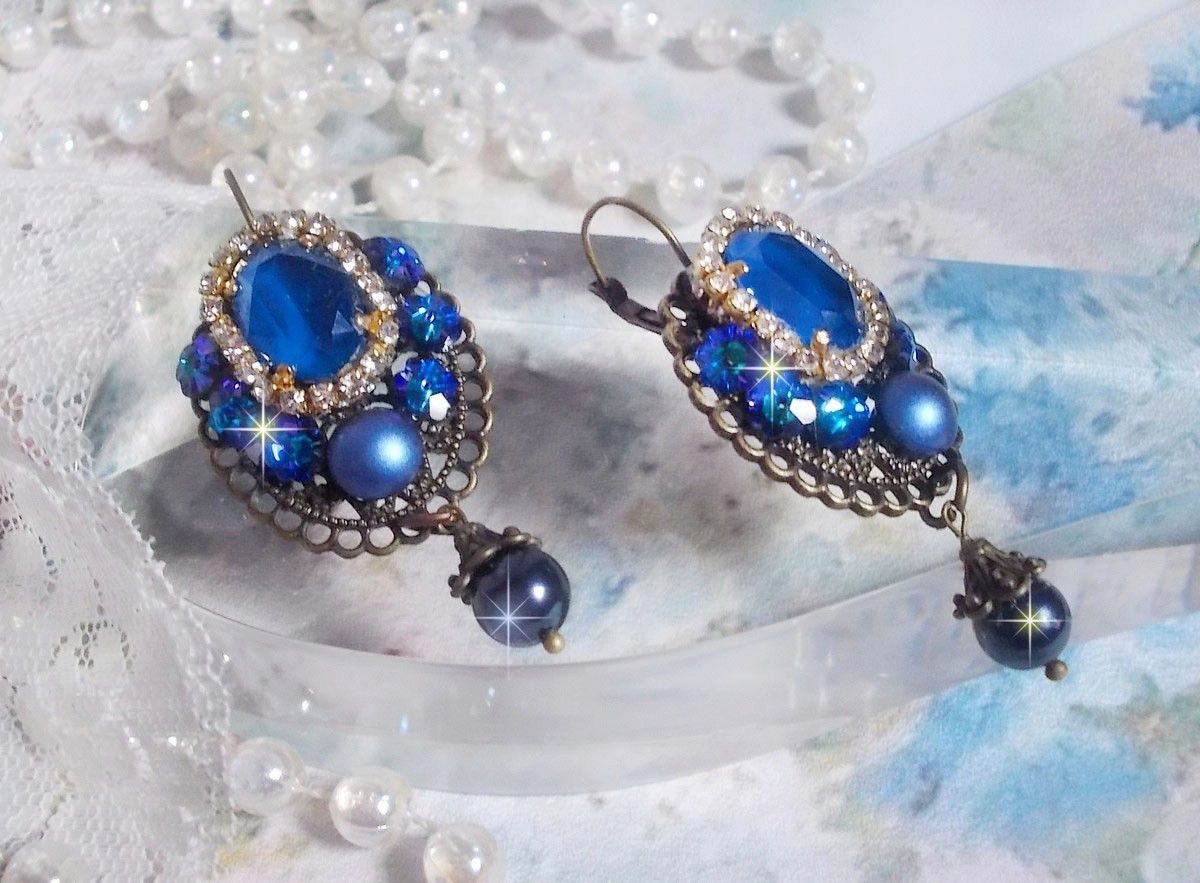 BO Leila kreiert mit Crystal Cabochons in Royal Blue Swarovski, runden Perlmuttperlen, einer Strasskette, Kristallblumen und verschiedenen Accessoires 