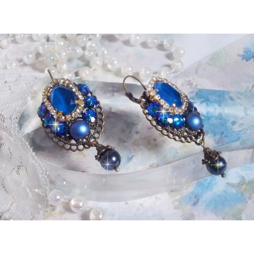 BO Leila kreiert mit Crystal Cabochons in Royal Blue Swarovski, runden Perlmuttperlen, einer Strasskette, Kristallblumen und verschiedenen Accessoires 