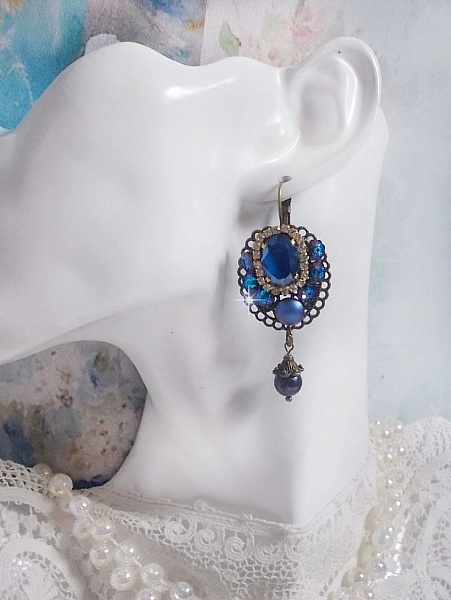 BO Leila kreiert mit Crystal Cabochons in Royal Blue Swarovski, runden Perlmuttperlen, einer Strasskette, Kristallblumen und verschiedenen Accessoires 