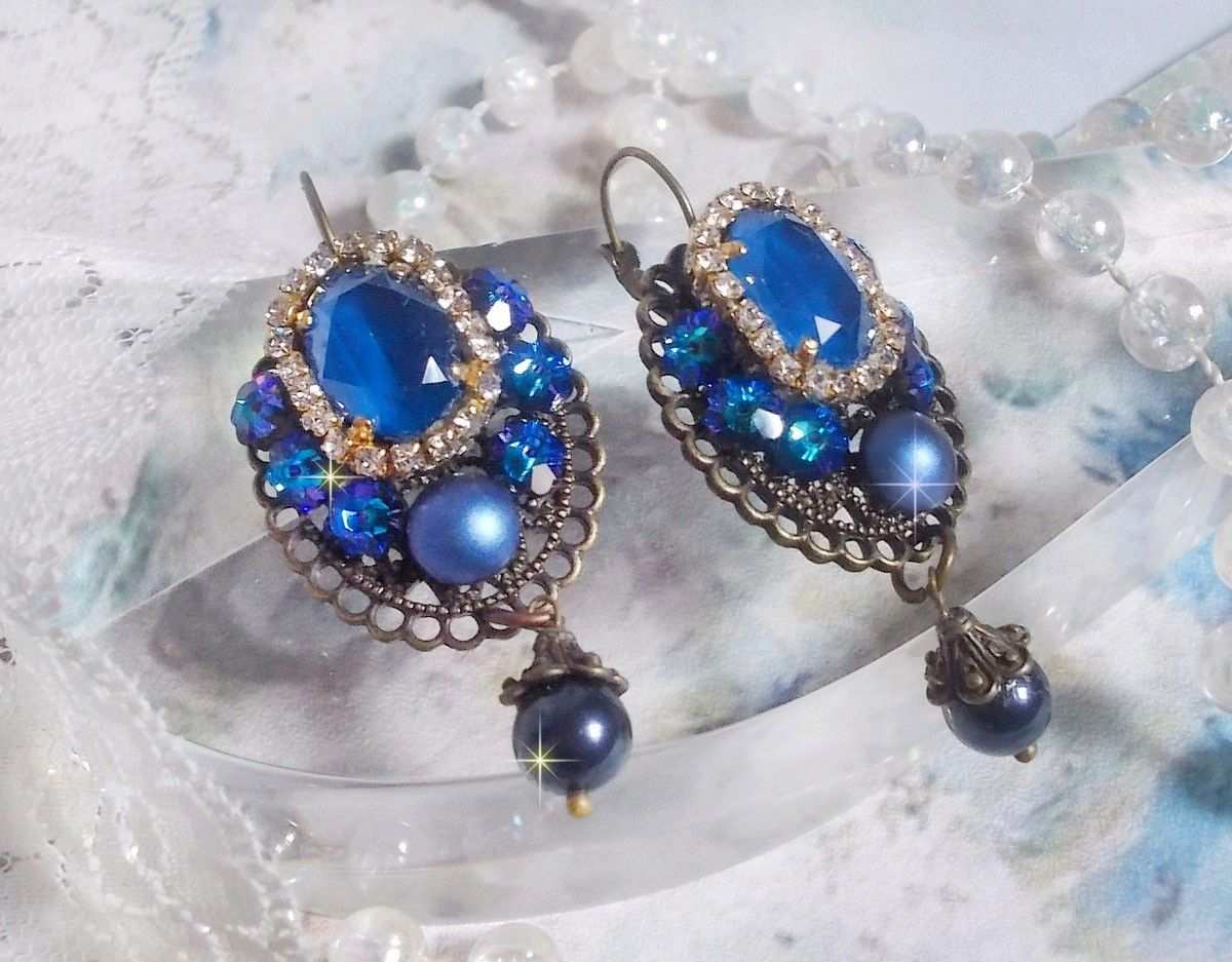 BO Leila kreiert mit Crystal Cabochons in Royal Blue Swarovski, runden Perlmuttperlen, einer Strasskette, Kristallblumen und verschiedenen Accessoires 