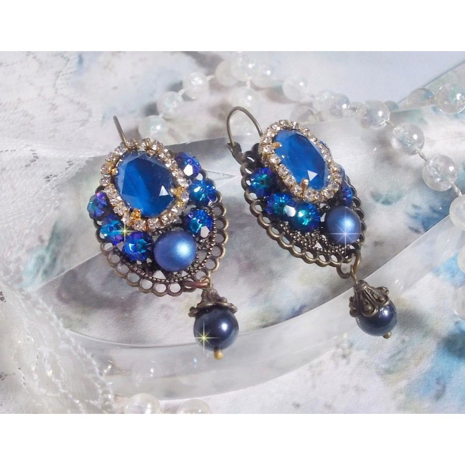 BO Leila kreiert mit Crystal Cabochons in Royal Blue Swarovski, runden Perlmuttperlen, einer Strasskette, Kristallblumen und verschiedenen Accessoires 