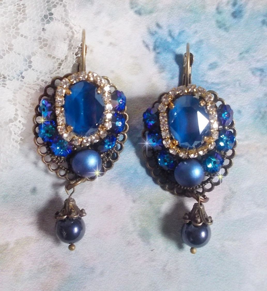 BO Leila kreiert mit Crystal Cabochons in Royal Blue Swarovski, runden Perlmuttperlen, einer Strasskette, Kristallblumen und verschiedenen Accessoires 