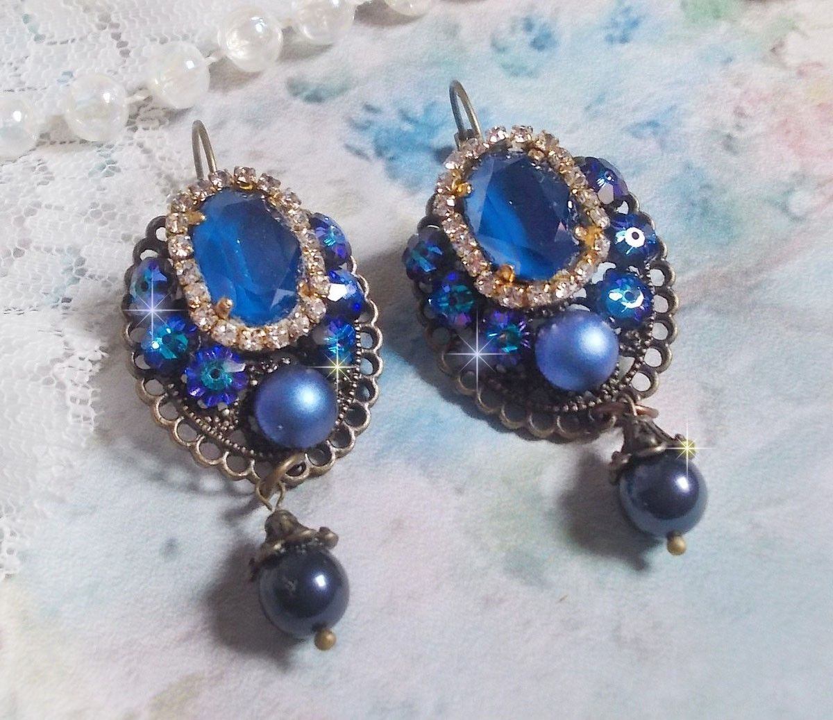 BO Leila kreiert mit Crystal Cabochons in Royal Blue Swarovski, runden Perlmuttperlen, einer Strasskette, Kristallblumen und verschiedenen Accessoires 