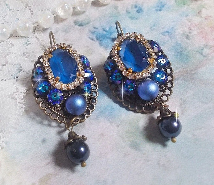 BO Leila kreiert mit Crystal Cabochons in Royal Blue Swarovski, runden Perlmuttperlen, einer Strasskette, Kristallblumen und verschiedenen Accessoires 