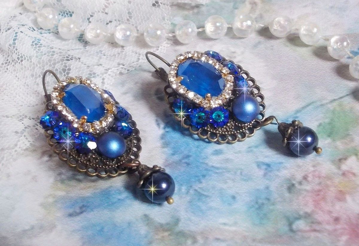 BO Leila kreiert mit Crystal Cabochons in Royal Blue Swarovski, runden Perlmuttperlen, einer Strasskette, Kristallblumen und verschiedenen Accessoires 