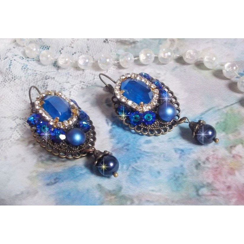 BO Leila kreiert mit Crystal Cabochons in Royal Blue Swarovski, runden Perlmuttperlen, einer Strasskette, Kristallblumen und verschiedenen Accessoires 