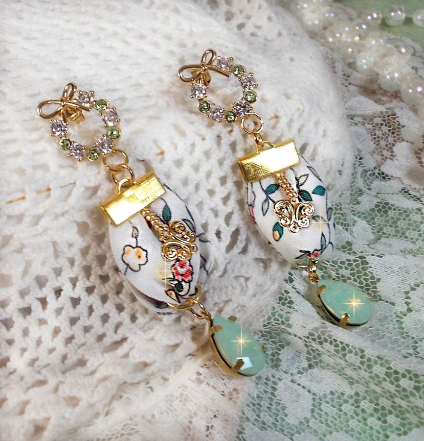 BO Liberty Blumen mit Opal Kristall-Cabochons; vergoldete Ohrringe und Accessoires