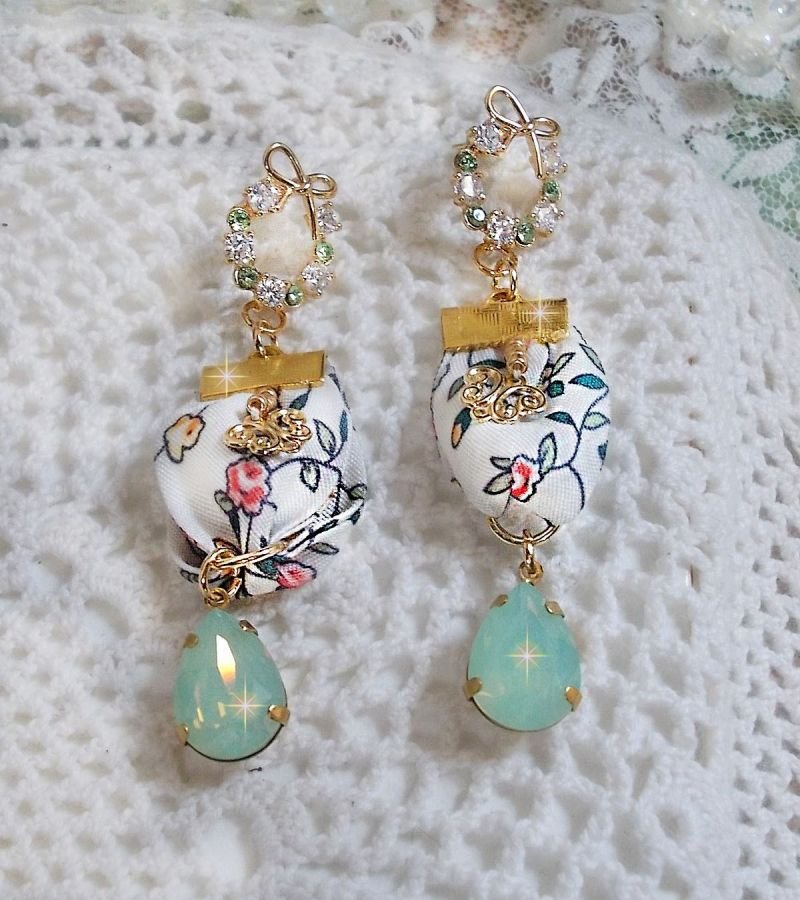 BO Liberty Blumen mit Opal Kristall-Cabochons; vergoldete Ohrringe und Accessoires