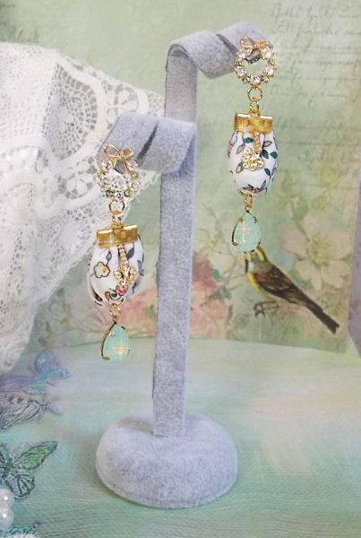 BO Liberty Blumen mit Opal Kristall-Cabochons; vergoldete Ohrringe und Accessoires